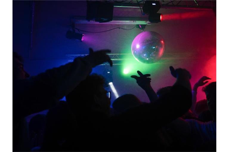 Seit dem Wochenende darf in Deutschlands Clubs wieder getanzt werden. Foto: Sebastian Gollnow/dpa