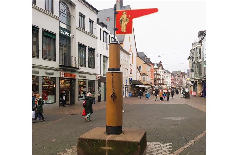 Seit Dezember steht der Pranger wieder an seinem Platz in der Fußgängerzone von Trier. Sein Vorgänger war von Unbekannten zerstört worden. Foto: privat