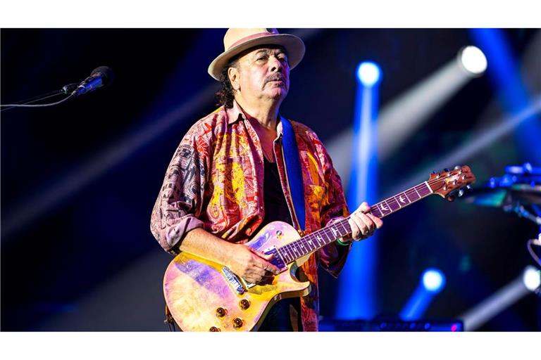 Seit Jahrzehnten tourt Carlos Santana um die Welt und veröffentlicht ein Album nach dem anderen. Nun muss er pausieren. (Archivbild)