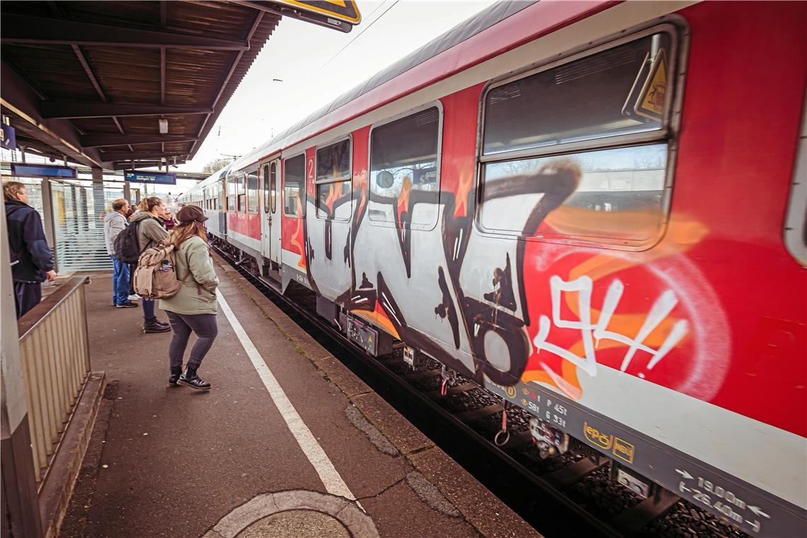 Seit Mitte Dezember betreibt Go-Ahead den Regionalexpress auf der Murrbahn zwischen Stuttgart und Nürnberg. Zum Einsatz kommen dabei nicht die zunächst angekündigten neuen Triebwagen, sondern altes Zugmaterial – und dabei wird es vorerst bis Ende April bleiben. Archivfoto: A. Becher