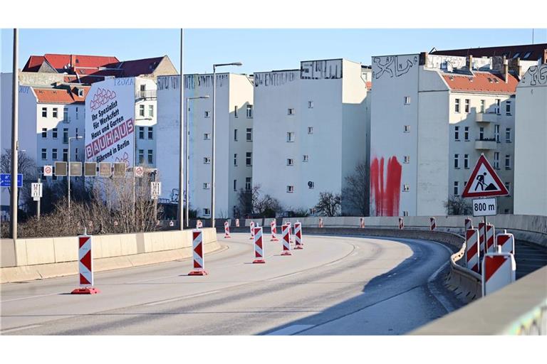 Seit Mittwochabend ist die Stadtautobahnbrücke der A100 voll gesperrt.