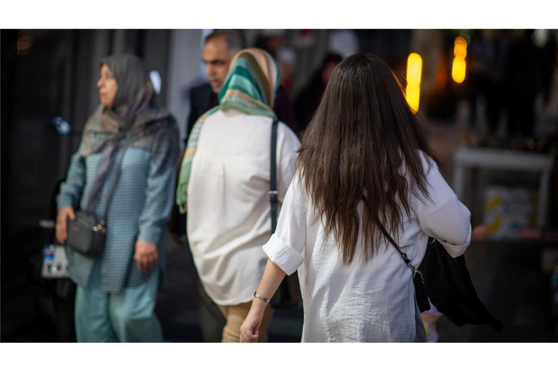 Seit Protesten vor zwei Jahren ignorieren viele Frauen im Iran die Kopftuchpflicht. (Archivbild)