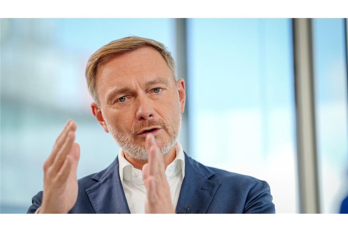 Seit sie sich telefonisch krankschreiben lassen können, fehlten mehr Menschen im Job, meint Lindner. (Archivbild)