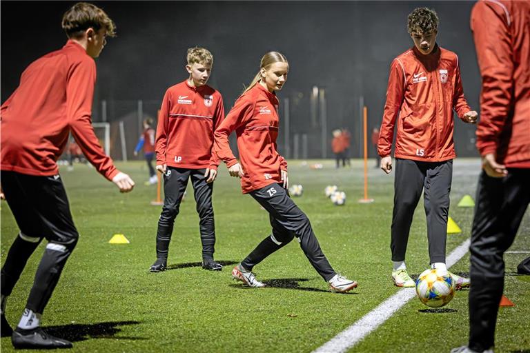 Seit Sommer ist Zoe-Ida-Schmidt (Mitte) am Ball bei den U-15-Jungs der SG und ist deren erste deutsche Nationalspielerin. Foto: Alexander Becher