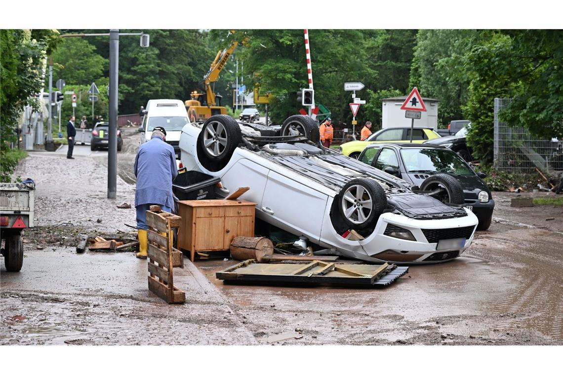 Seit Tagen kämpfen Einsatzkräfte in Bayern und Baden-Württemberg gegen die Flut und ihre Folgen. Dieses Auto ist in Rudersberg durch das Hochwasser umgestürzt.