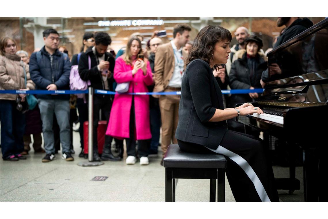 Seit über 20 Jahren singt sich Norah Jones mit ihrer zarten Jazz-Stimme in die Herzen der Fans. Nun begeisterte die 44-Jährige die Menschen in London mit einem Überraschungskonzert im Bahnhof Kings Cross.