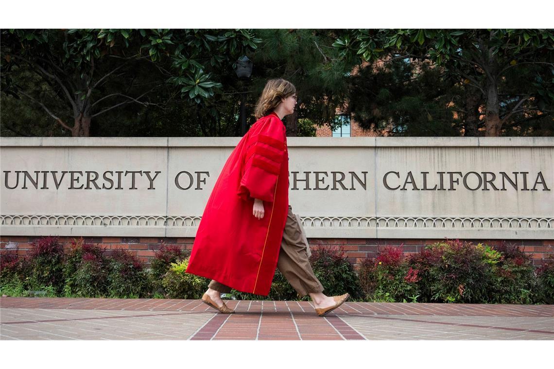 Seit Wochen gibt es propalästinensische Demonstrationen an etlichen amerikanischen Universitäten. Die Stimmung ist aufgeheizt. Deswegen werden immer häufiger Abschlussfeiern abgesagt - wie hier an der University of Southern California in Los Angeles.