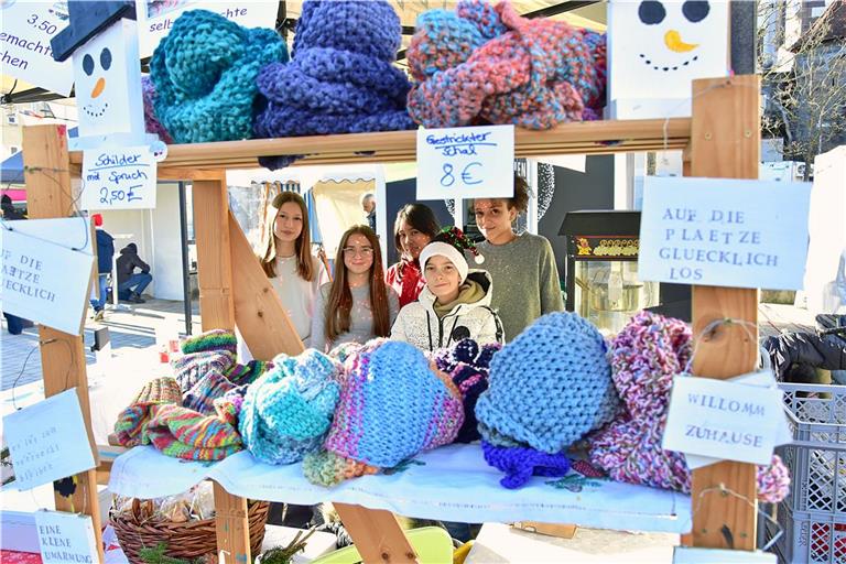 Selbstgestricktes für kalte Tage: Die Beschicker der 35 Stände zeigten sich mit dem Markt zufrieden. Foto: Tobias Sellmaier