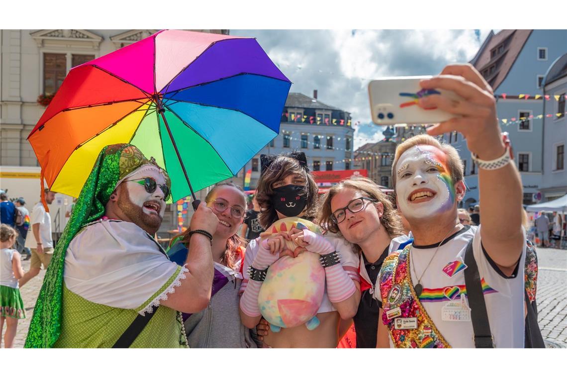 Selfie-Time: "Schwester Alma", links, und andere Teilnehmer fotografieren sich sind beim Christopher Street Day in Pirna