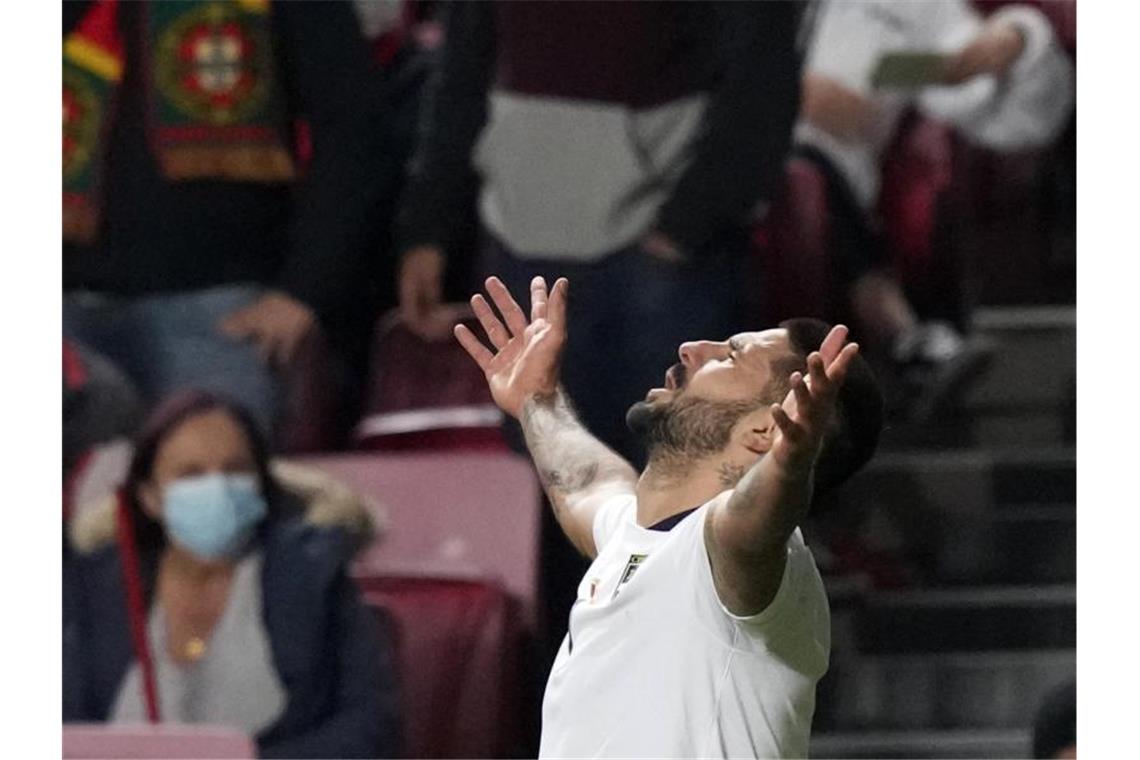 Serbien schockt Portugal - Spanien bei der WM dabei Serbiens Aleksandar Mitrovic bejubelt das Siegtor gegen Portugal. Foto: Armando Franca/AP/dpa