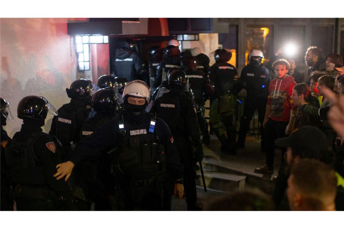 Serbische Polizisten betreten das Gebäude des öffentlichen Rundfunks RTS während Studenten das Gebäude im Zentrum von Belgrad, Serbien, blockieren.