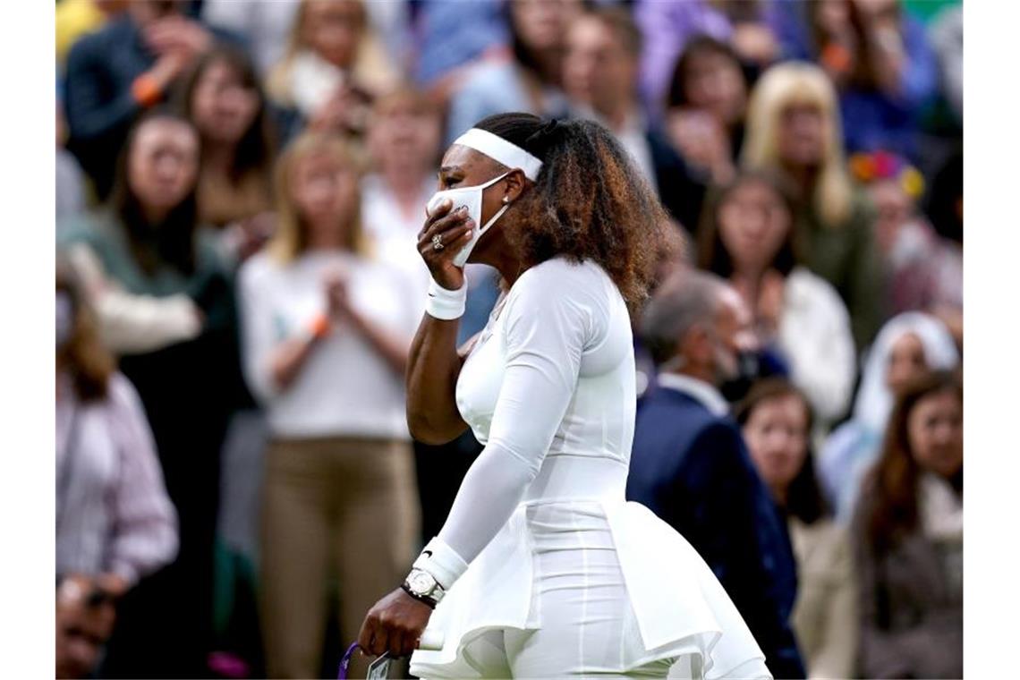 Serena Williams nach Wimbledon-Aus am Boden zerstört Serena Williams musste in Wimbledon verletzt aufgeben. Foto: Adam Davy/PA Wire/dpa