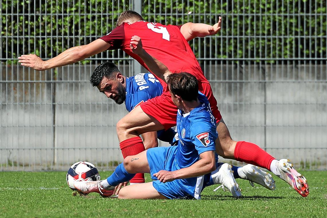 Setzt sich nach gut einer halben Stunde energisch durch und bringt Großaspach auf Siegeskurs: Nico Engel (rotes Trikot). Foto: Herbert Rudel