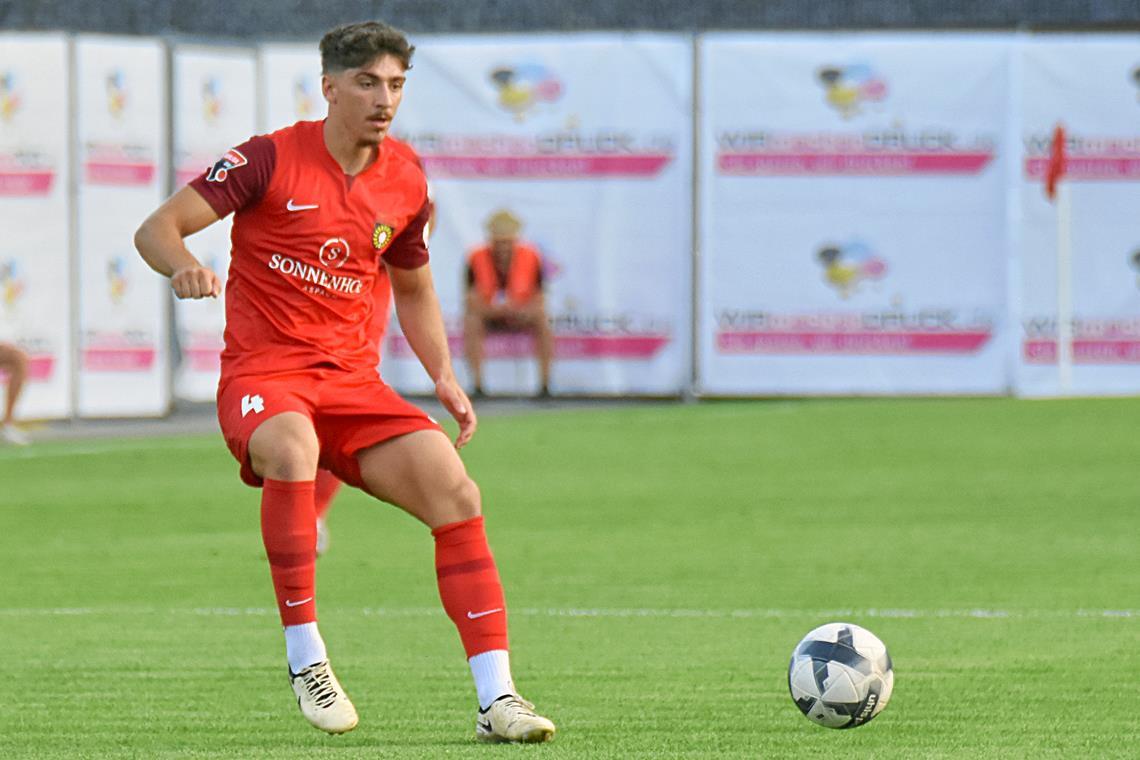 SG-Zugang Rigon Spahiu leitet mit einem langen Ball den Führungstreffer ein, der Großaspach die nötige Sicherheit gibt. Foto: Tobias Sellmaier