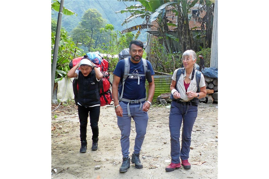 Sherpa Sarosch und Bergführer Indra (von links) haben die Backnangerinnen begleitet.