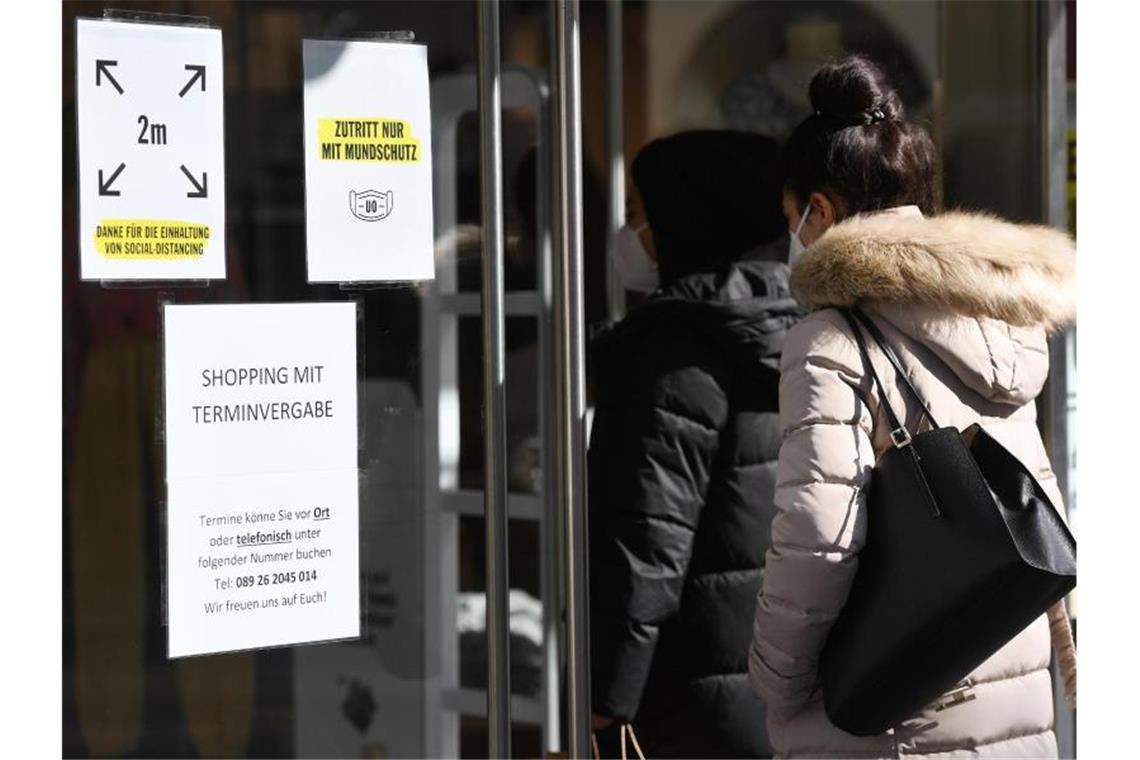 Vielerorts öffnen Geschäfte wieder „Shopping mit Terminvergabe“ ist an der Tür zu einem Modegeschäft zu lesen. Foto: Angelika Warmuth/dpa