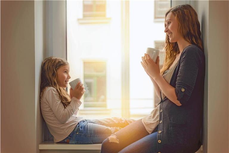 Sich bewusst Zeit nehmen für ein Gespräch – zum Beispiel bei einem Kakao auf der Fensterbank: Das lieben Kinder, denn dann können sie spüren, dass Vertrauen und Raum da sind, die Dinge rauszulassen. Foto: Stock Adobe/detailblick-foto