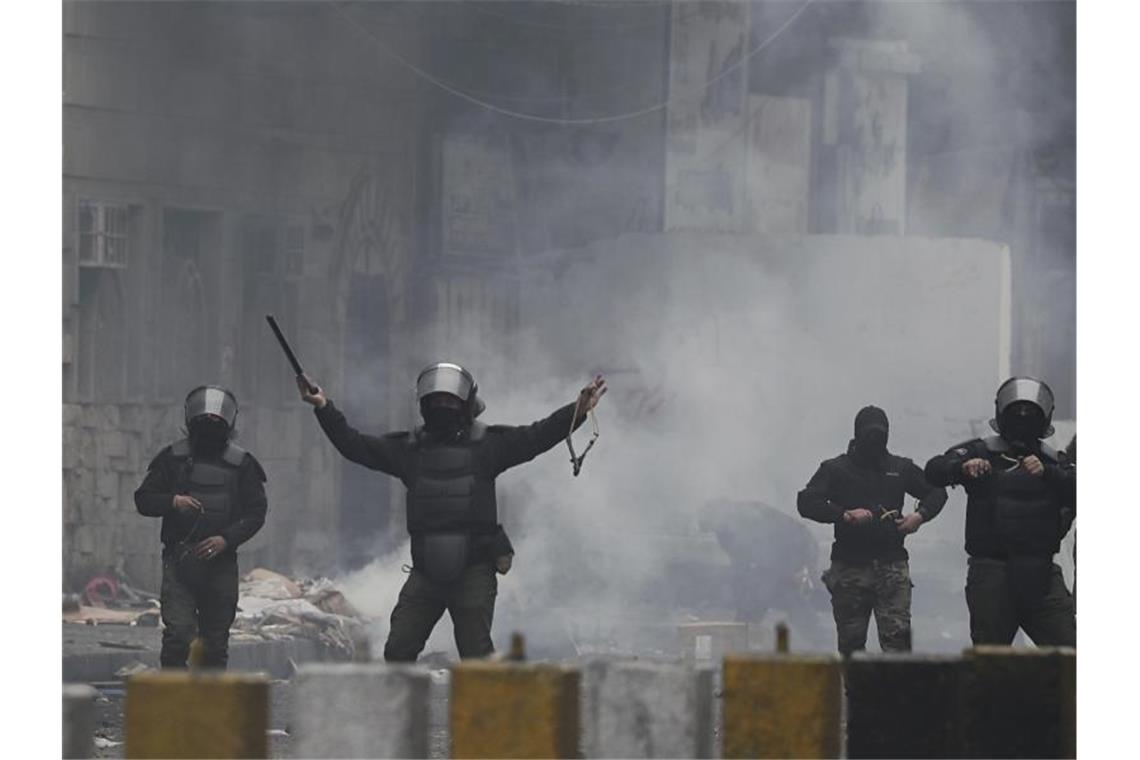 Amnesty kritisiert brutales Vorgehen gegen Nahost-Proteste Sicherheitskräfte benutzen Steinschleudern gegen regierungskritische Demonstranten in der irakischen Hauptstadt Bagdad. Foto: Hadi Mizban/AP/dpa