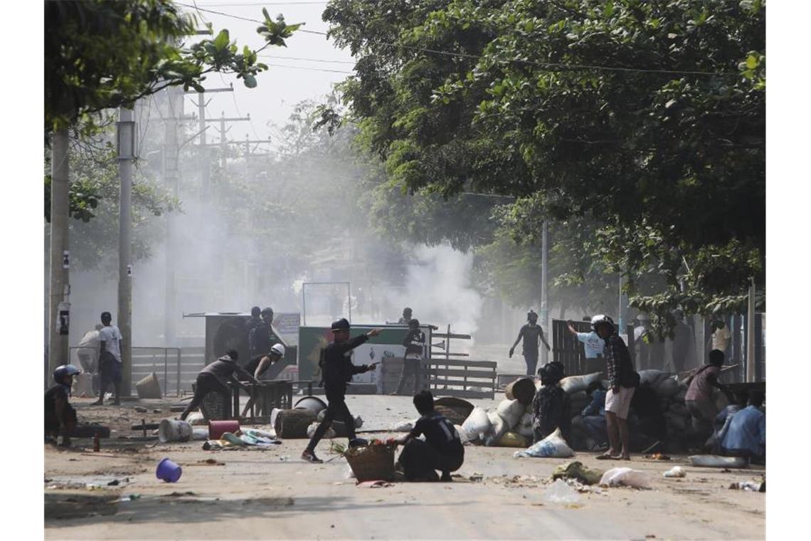 Seit Putsch in Myanmar mindestens 138 Demonstranten getötet Sicherheitskräfte versuchen in Mandalay, Demonstranten von Barrikaden zu vertreiben. Foto: ---/AP/dpa