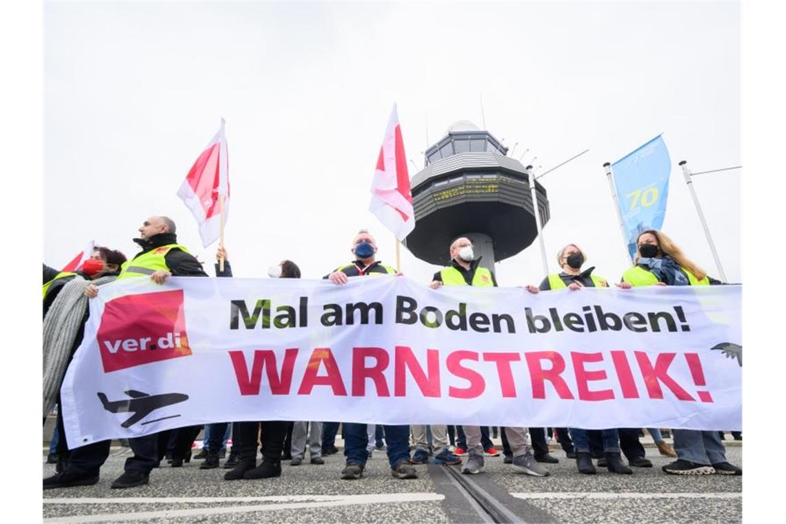 Keine Annäherung im Tarifkonflikt um Flughafen-Sicherheit Sicherheitspersonal streikt am Terminal A des Flughafens Hannover. Foto: Julian Stratenschulte/dpa