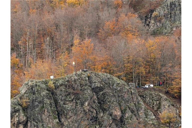 Sicherungsmaterialien zur Absicherung von Felsen liegen oberhalb des Ortsteils Geschwend der Gemeinde Todtnau. Foto: Philipp von Ditfurth/dpa/Archiv