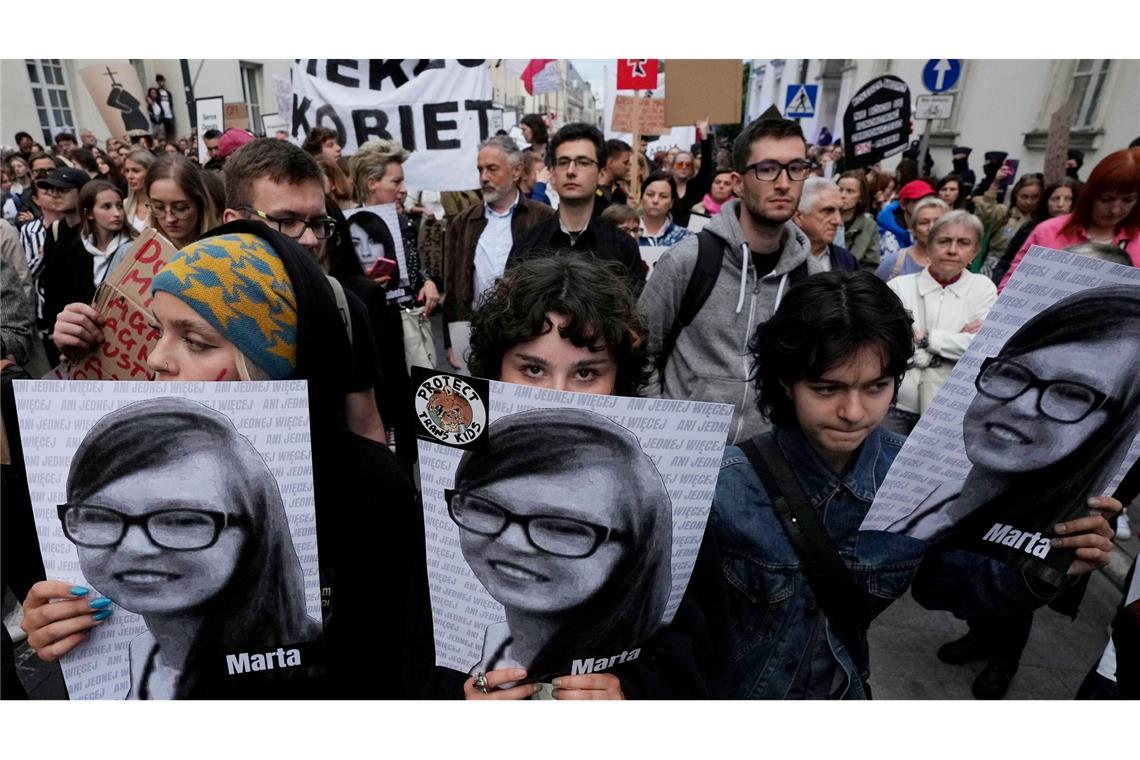 Sie demonstrieren gegen Polens strenges Abtreibungsgesetz: Nach dem Tod einer Schwangeren bei einer Krankenhausbehandlung sind tausende Menschen auf die Straße gegangen, wie hier in Warschau.