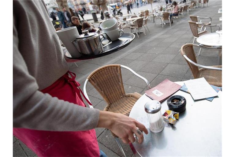 Sie kellnern, sitzen an der Ladenkasse oder helfen im Büro aus: Fast drei Viertel der Studierenden gehen einer bezahlten Tätigkeit nach. Foto: Sebastian Gollnow/dpa