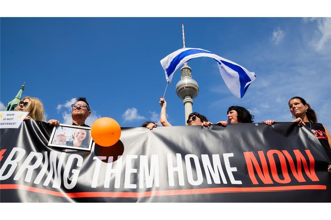 Sie protestieren für die Freilassung der von der Hamas verschleppten israelischen Geiseln: Teilnehmer des "Marschs für die Freiheit der Geiseln" versammeln sich vor dem Berliner Fernsehturm.