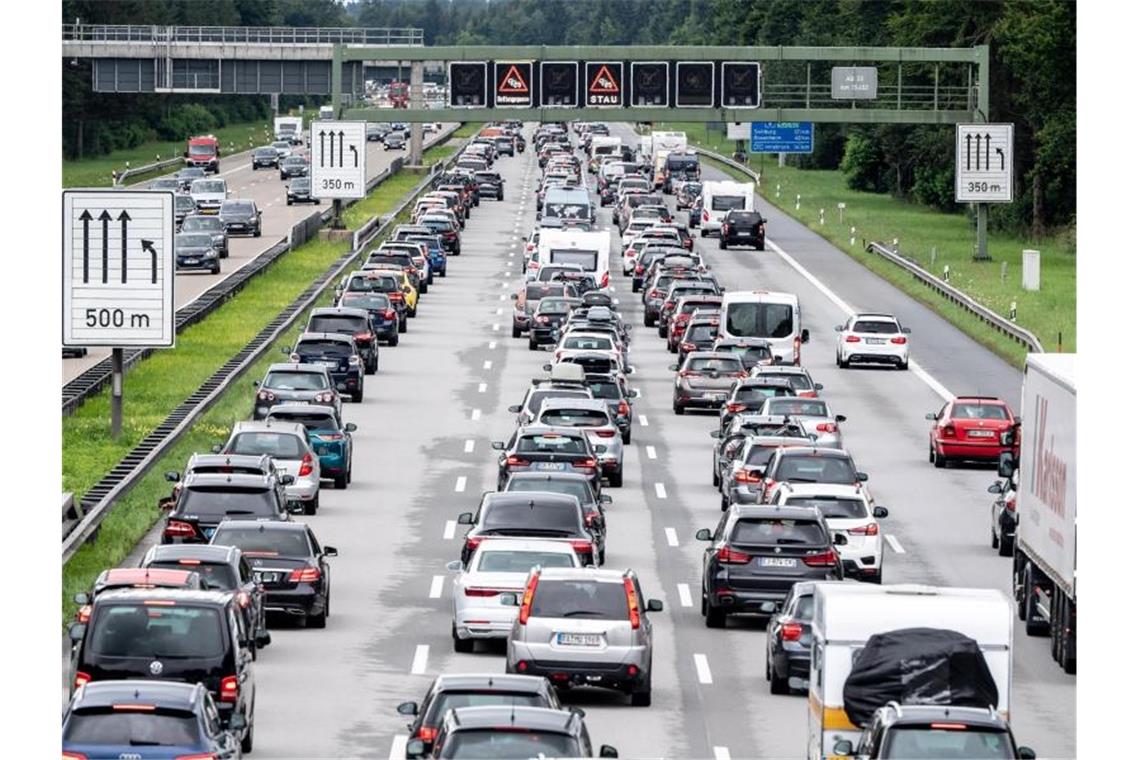 Schlecht bewertete Autobahn-App kostet Millionen Sie soll über Staus, Unfälle und Umleitungen informieren - doch im Google Play Store bekommt die neue Autobahn-App nur durchschnittlich 2,2 von 5 Punkten. Foto: Matthias Balk/dpa