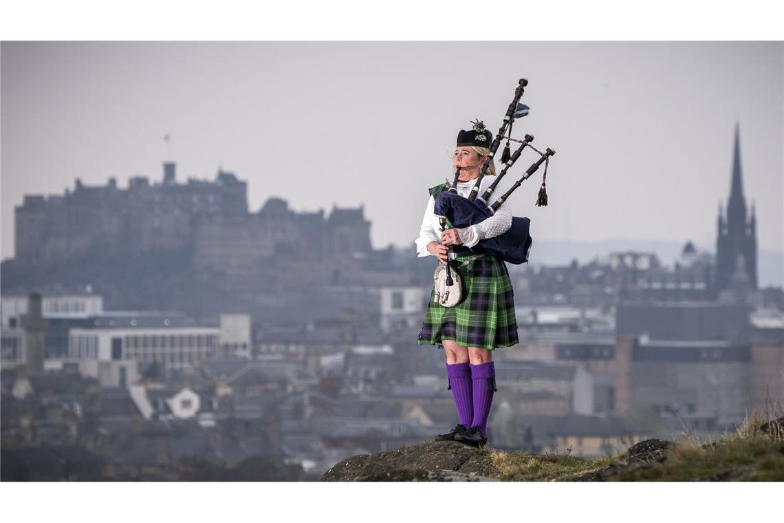 Sie stimmt sich ein: Louise Marshall spielt einen 100 Jahre alten Robertson-Dudelsack im schottischen Edinburgh. Am 10. März findet der jährliche internationale Tag des Dudelsacks statt.