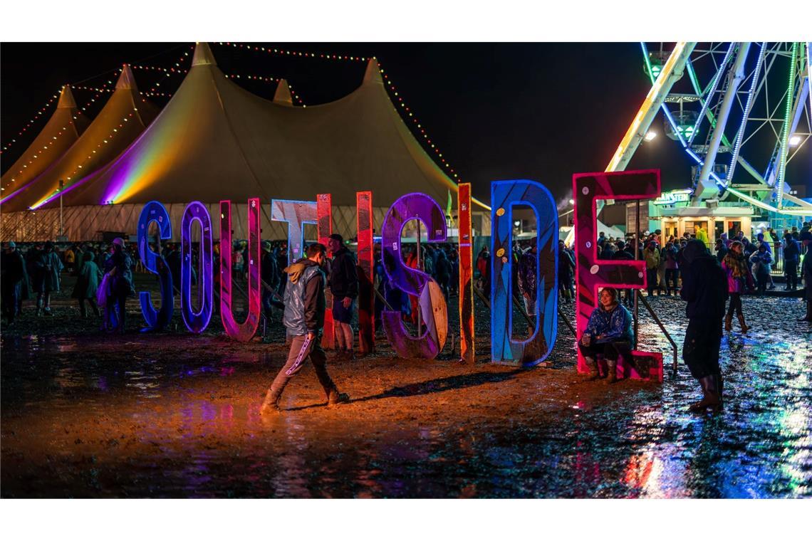 Sie trotzen dem Wetter und feiern auch im Schlamm: Besucher des Southside Festival. Das Rockmusik-Festival gehört zu den größten deutschen Open-Air-Festivals.