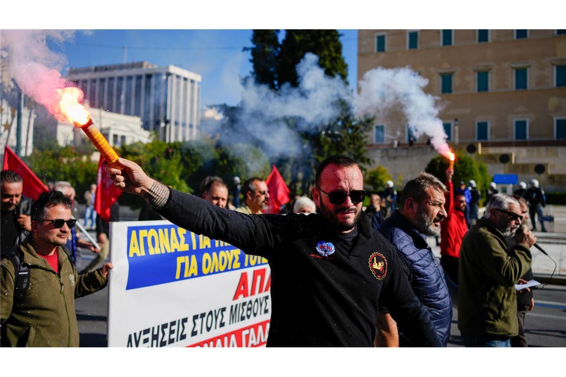 Sie wollen "in Würde leben": Demonstranten vor dem griechischen Parlament.