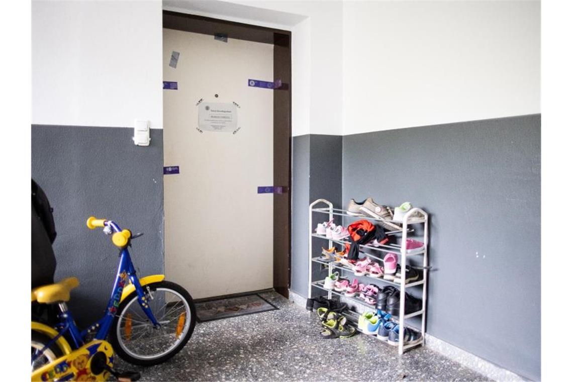Nach Solinger Kindermorden droht Mutter die Höchststrafe Siegel der Polizei hängen an einer Wohnungstür in einem Wohnhaus. Foto: Marcel Kusch/dpa