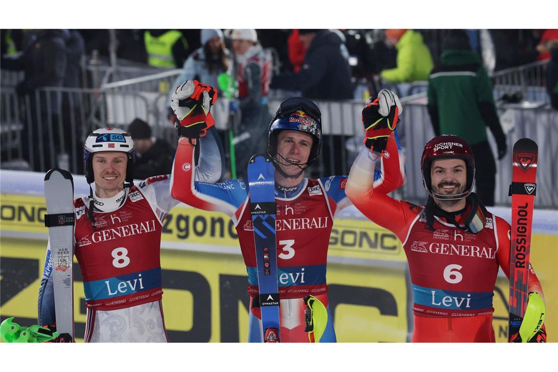 Sieger Clement Noel (Mitte) jubelt mit dem zweitplatzierten Henrik Kristoffersen (links) und Loic Meillard.