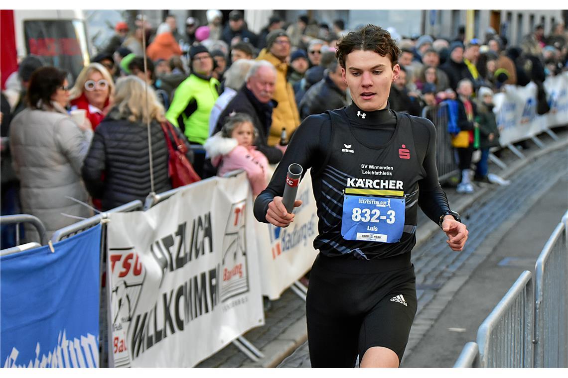 Sieger des Staffellaufes wurde die SV Winnenden. Silvesterlauf 2024 in Backnang....