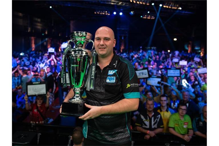 Sieger Rob Cross posiert mit dem Pokal. Foto: Swen Pförtner/dpa