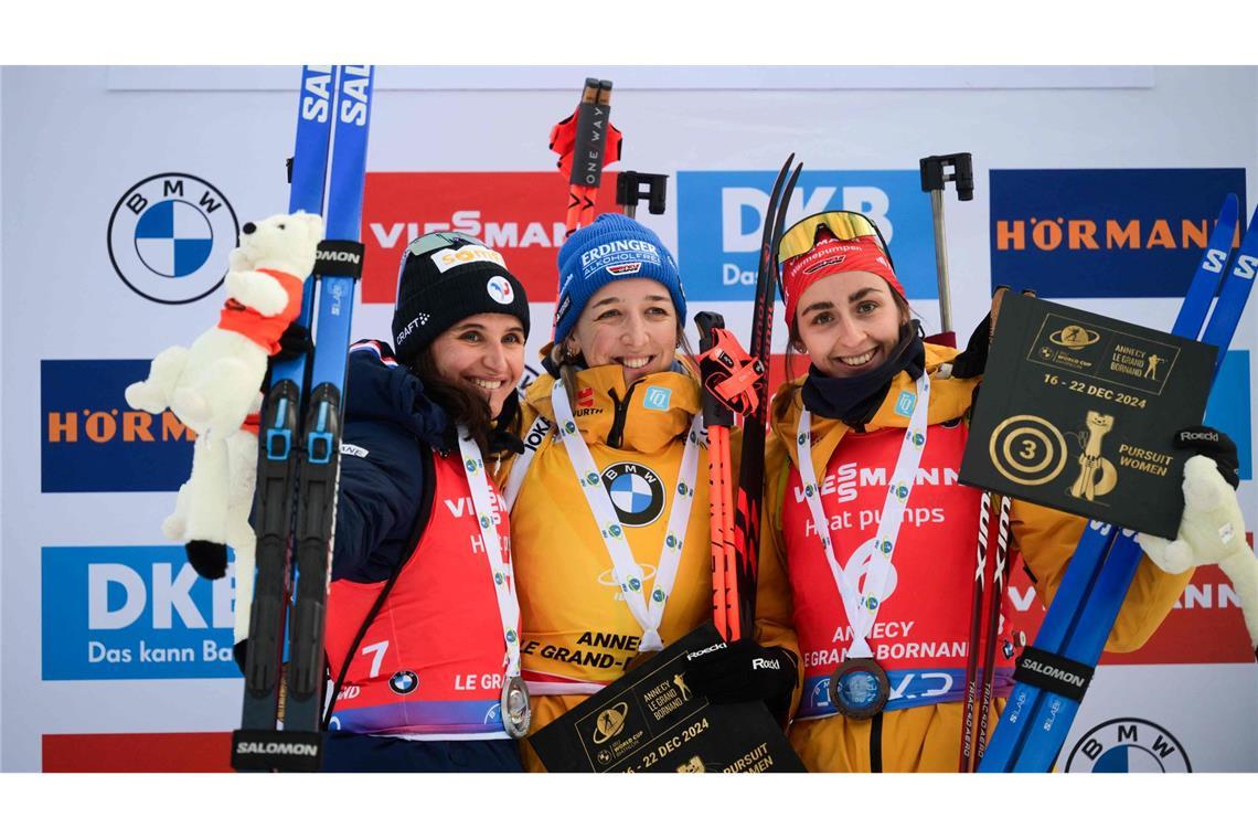 Siegerin Franziska Preuß aus Deutschland und die drittplatzierte Vanessa Voigt jubeln beim Biathlon-Weltcup