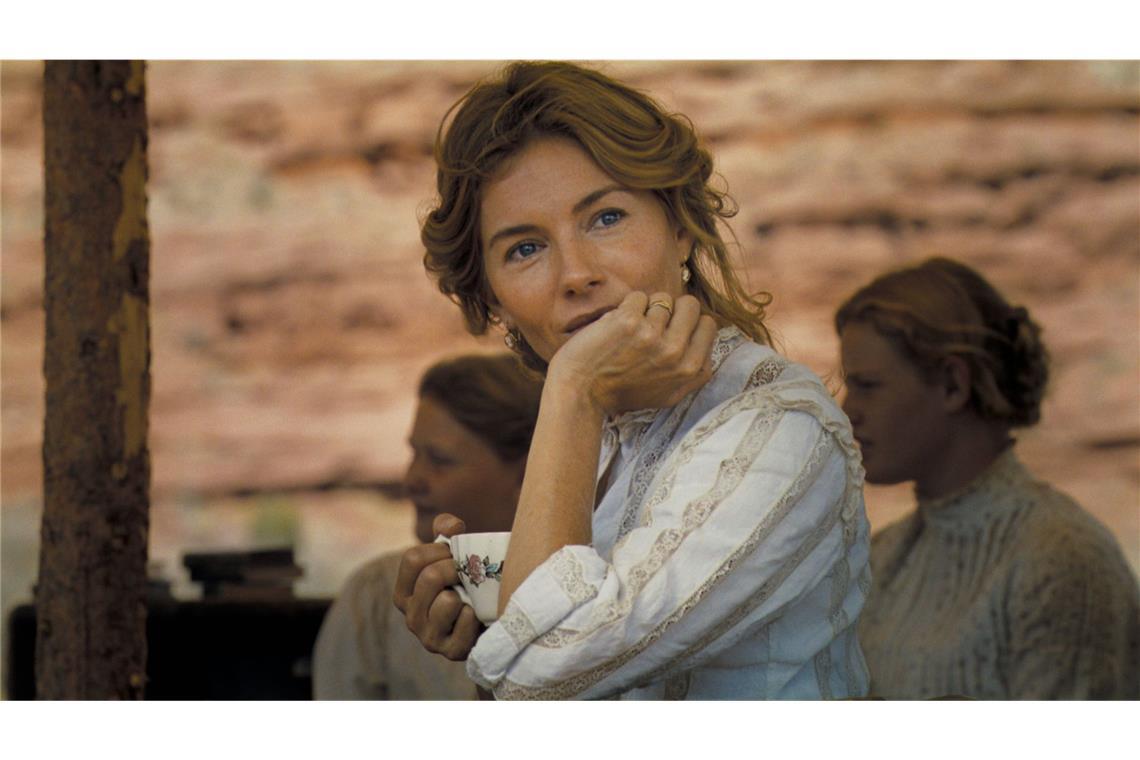 Sienna Miller ist in „Horizon“ in einer Hauptrolle zu sehen.