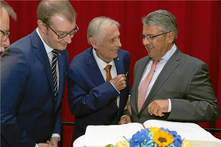 Sigmar Gabriel (rechts), ehemaliger Vizekanzler und Freund von Antretter, hält die Festrede. Foto: Alexander Becher