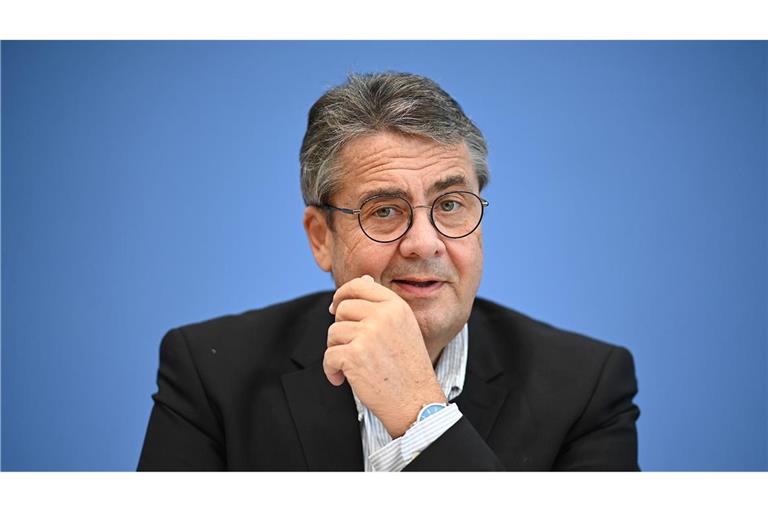 Sigmar Gabriel spricht im Jahr 2020 bei einer Pressekonferenz.