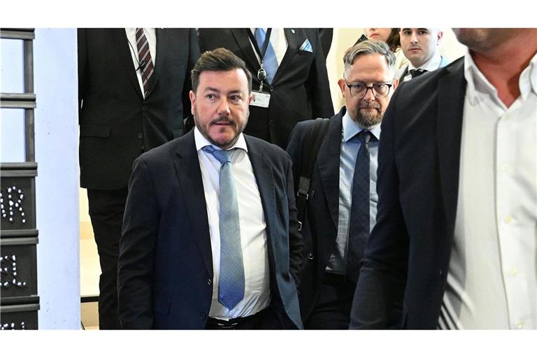 Signa-Gründer René Benko (l) trifft mit seinem Anwalt Norbert Wess im Parlament ein.