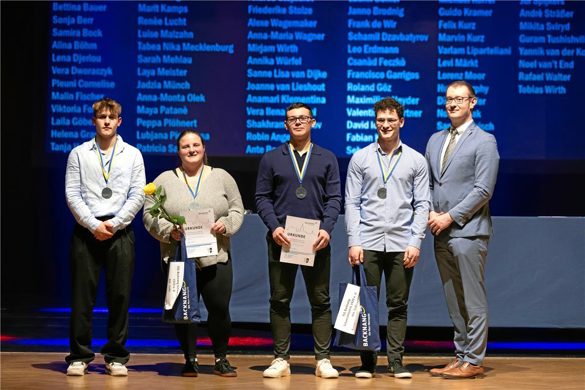 Silbermedaillen für die Judoteams der TSG Backnang, die nur durch ein Quartett v...