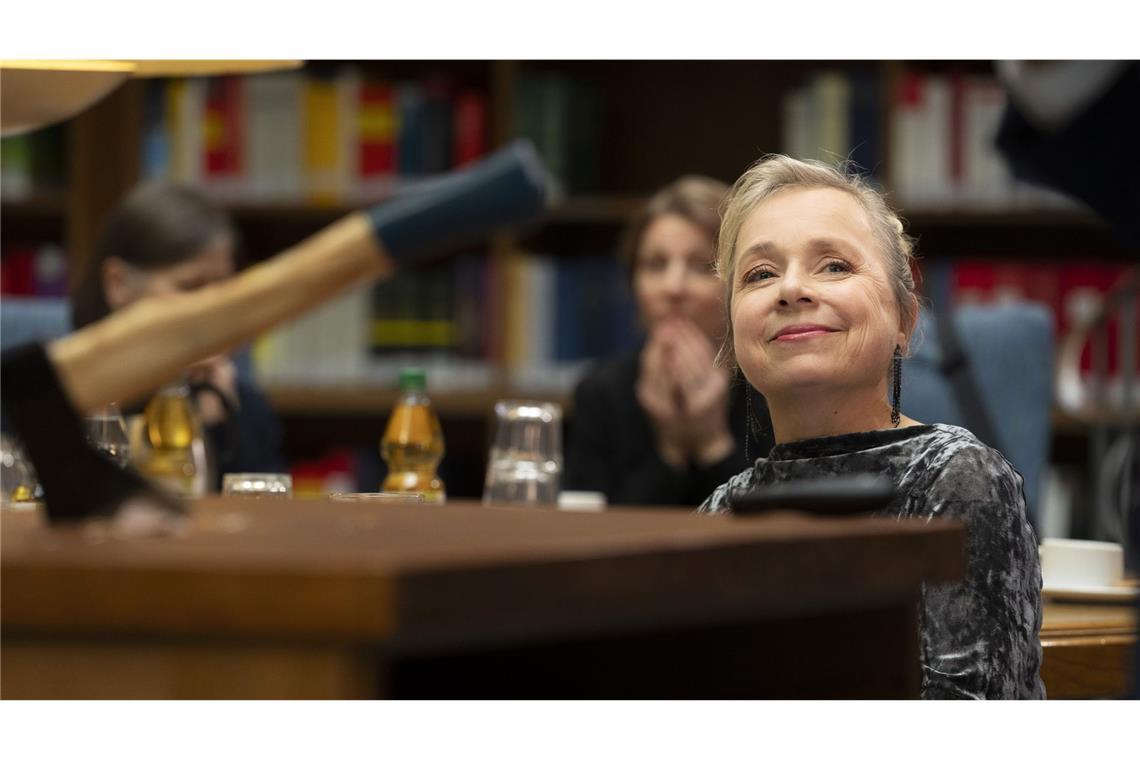 Silke „Albrecht“ Haller (Christine Urpruch) amüsiert sich über Dr. Boernes eindringliche Darstellung der Betrugsmaschen und seine dramatische Demonstration beim Seminar über Versicherungsbetrug. Sie schätzt seinen Enthusiasmus und die intensive Art seiner Präsentation.