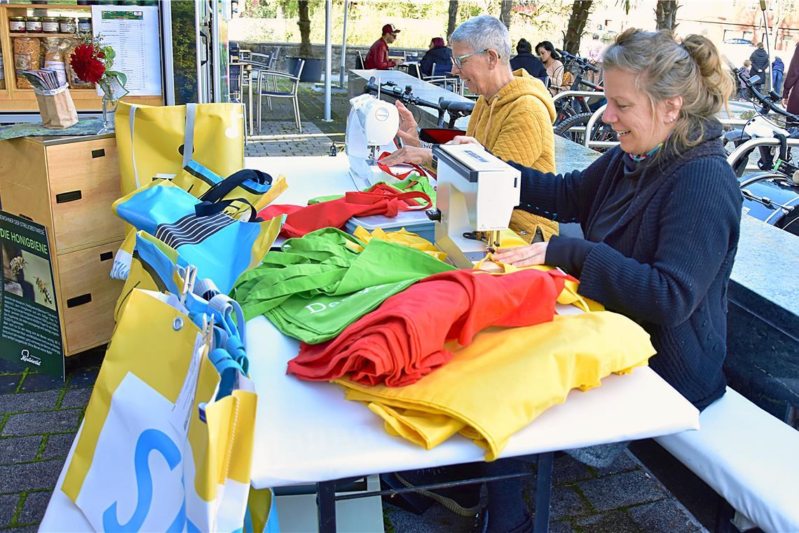 Silke Müller-Zimmermann (hinten) und Claudia Fischer machen Upcycling mit der Nä...