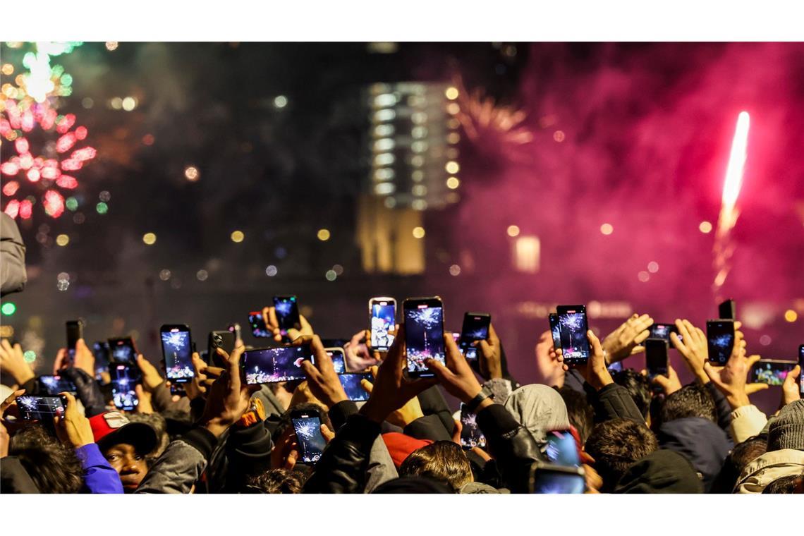 Silvester in Düsseldorf - und Tausende Menschen am Rheinufer filmen mit.