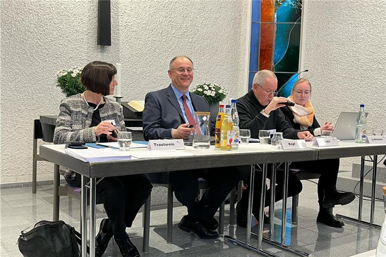 Silvia Trautwein, Rainer Köpf, Dieter Handel und Tabea Lehmann (von links) sprechen auf dem Podium der Bezirkssynode. Foto: Martin Kaschler