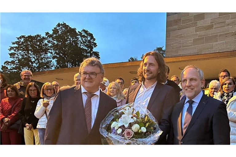 Simon Blümcke (rechts) wurde zum neuen OB von Friedrichshafen gewählt.