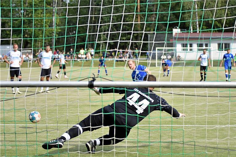 Simon Lindemann trifft vom Elfmeterpunkt zum 4:3 für den SV Unterweissach beim TSV Sechselberg. Foto: Tobias Sellmaier