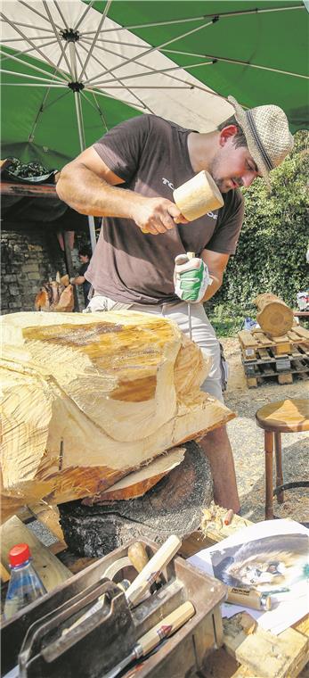 Simon Umlauf arbeitet an einem liegenden Löwen. Foto: A. Becher