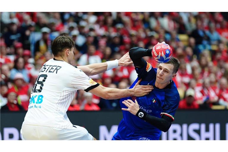 Simone Mengon (re.) im Duell mit Julian Köster bei der WM im Dress der italienischen Nationalmannschaft, die künftig Bob Hanning trainieren soll.